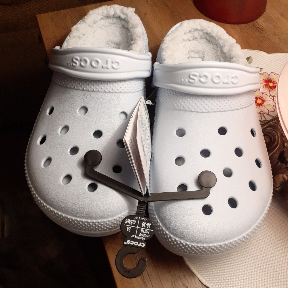 Lined Crocs. Minetal Blue. W8.